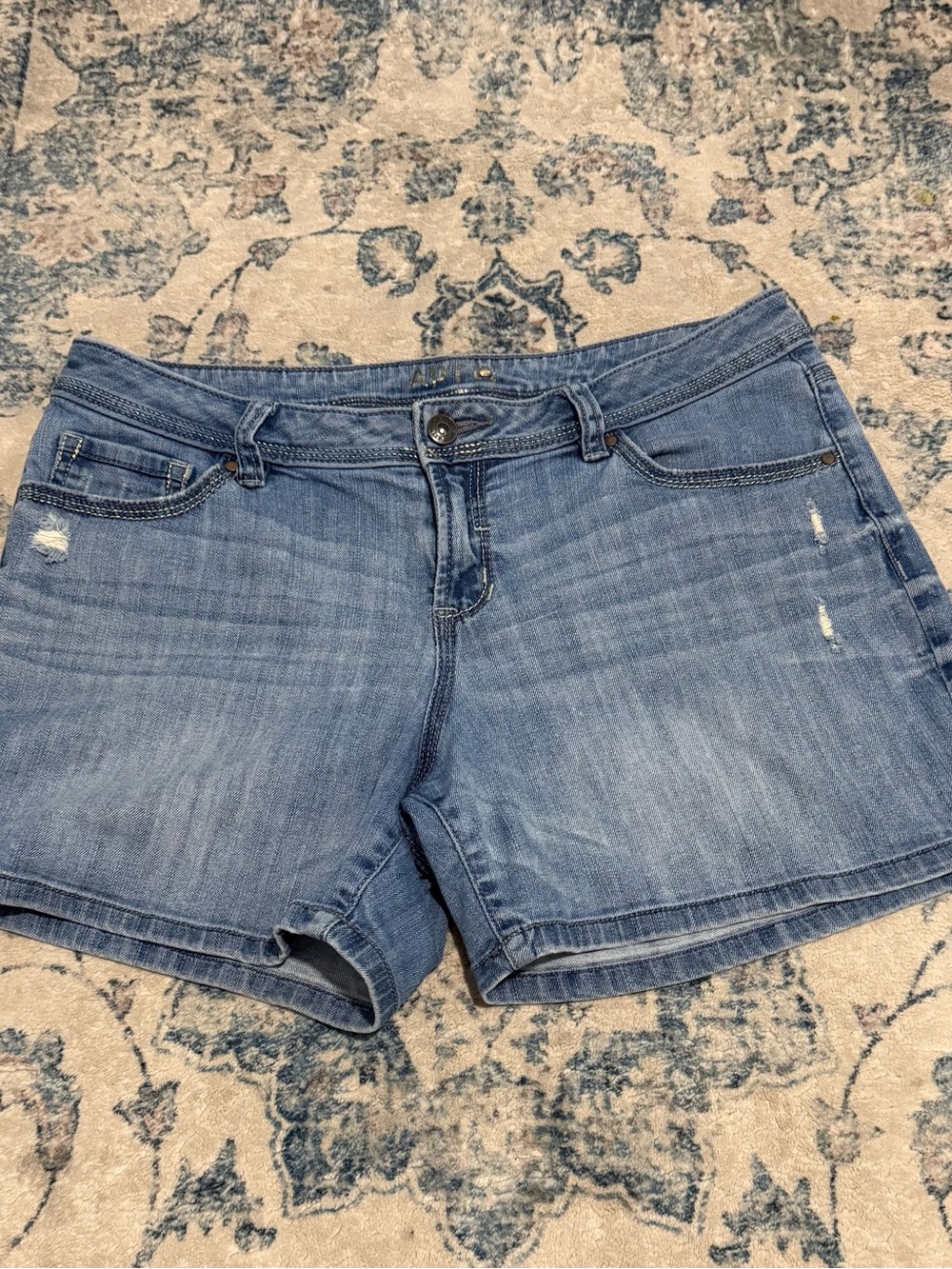 Apt. 9 light wash denim shorts classic five-pocket distressed design. Size 8